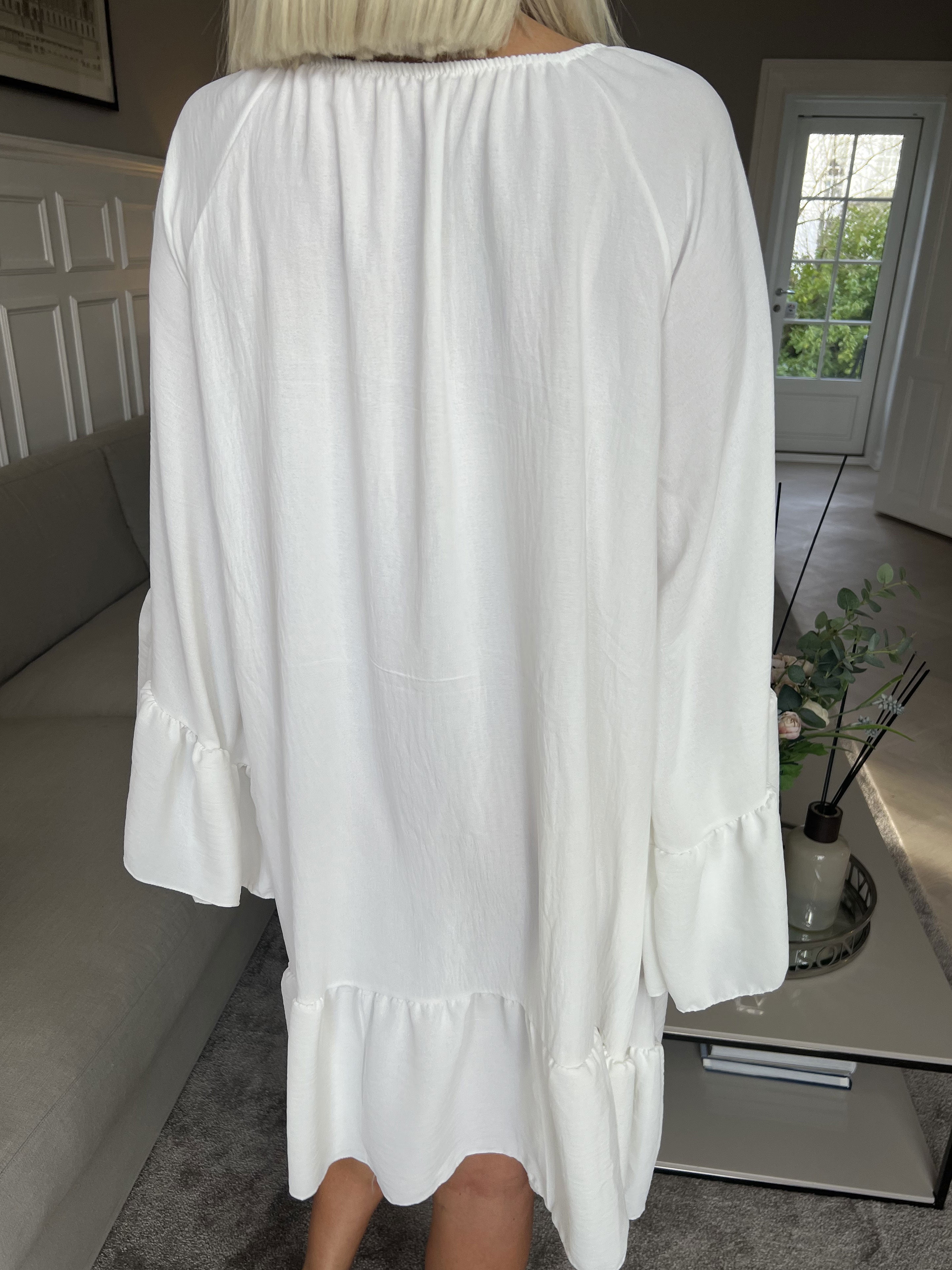 Asta - Tunikakjole med flæser og elastik i udskæringen